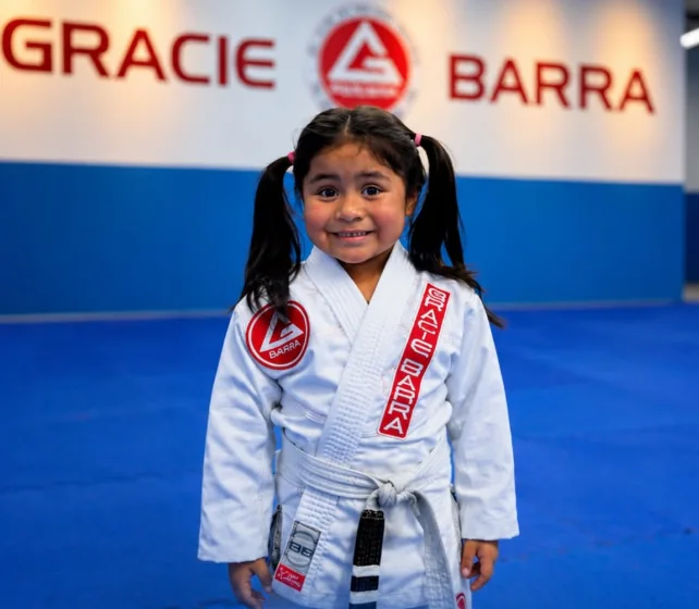 Aluna do GB Kids sorrindo de kimono no tatame