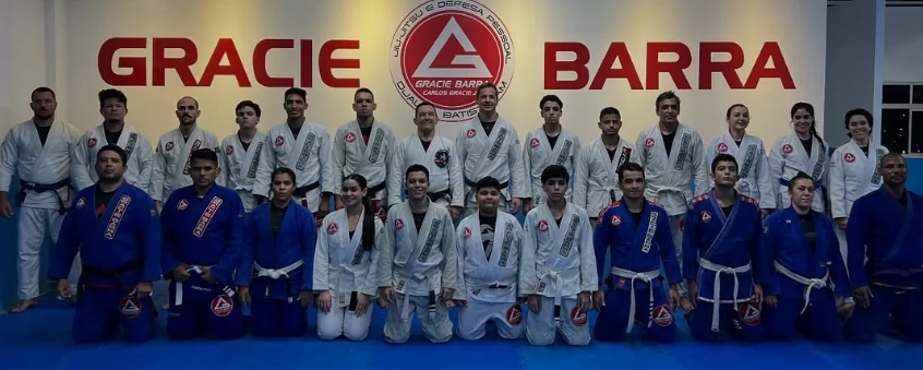 Equipe adulta de kimono branco e azul reunida no tatame