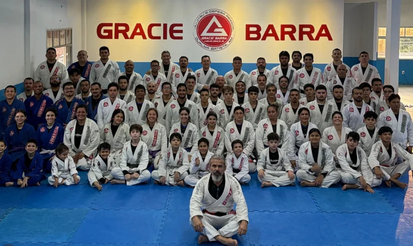 Turma completa da GB Djalma Batista reunida no tatame, com o professor à frente