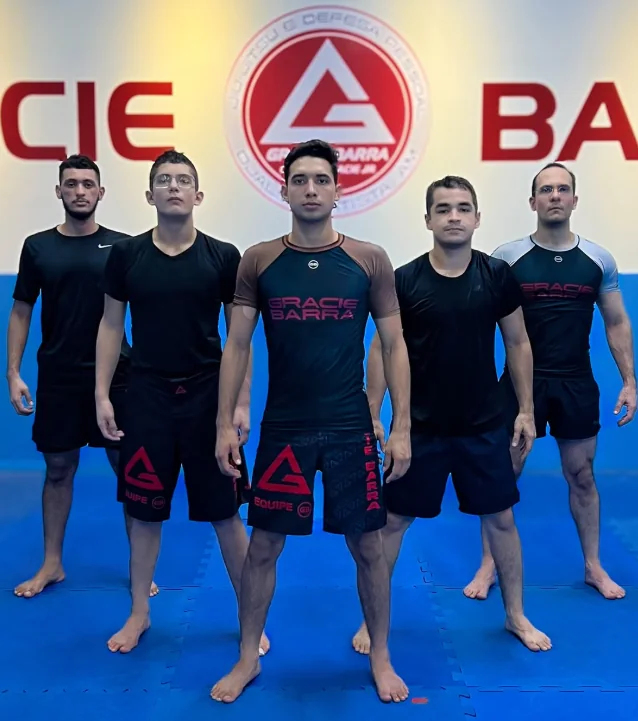 Equipe de treino sem kimono, de rashguard e bermuda da Gracie Barra